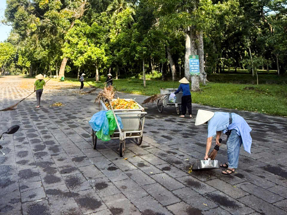 Dọn vệ sinh tại di tích quốc gia đặc biệt Lam Kinh để chuẩn bị Quốc khánh 2/9. Ảnh: Đình Minh
