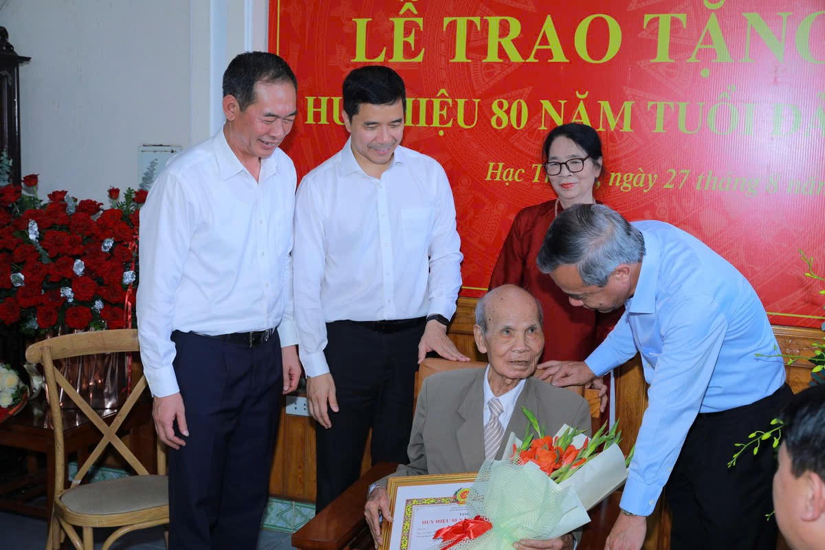 Bí thư Tỉnh ủy Thanh Hóa Lê Đức Thái động viên 3 đảng viên lão thành. Ảnh: Minh Hiếu