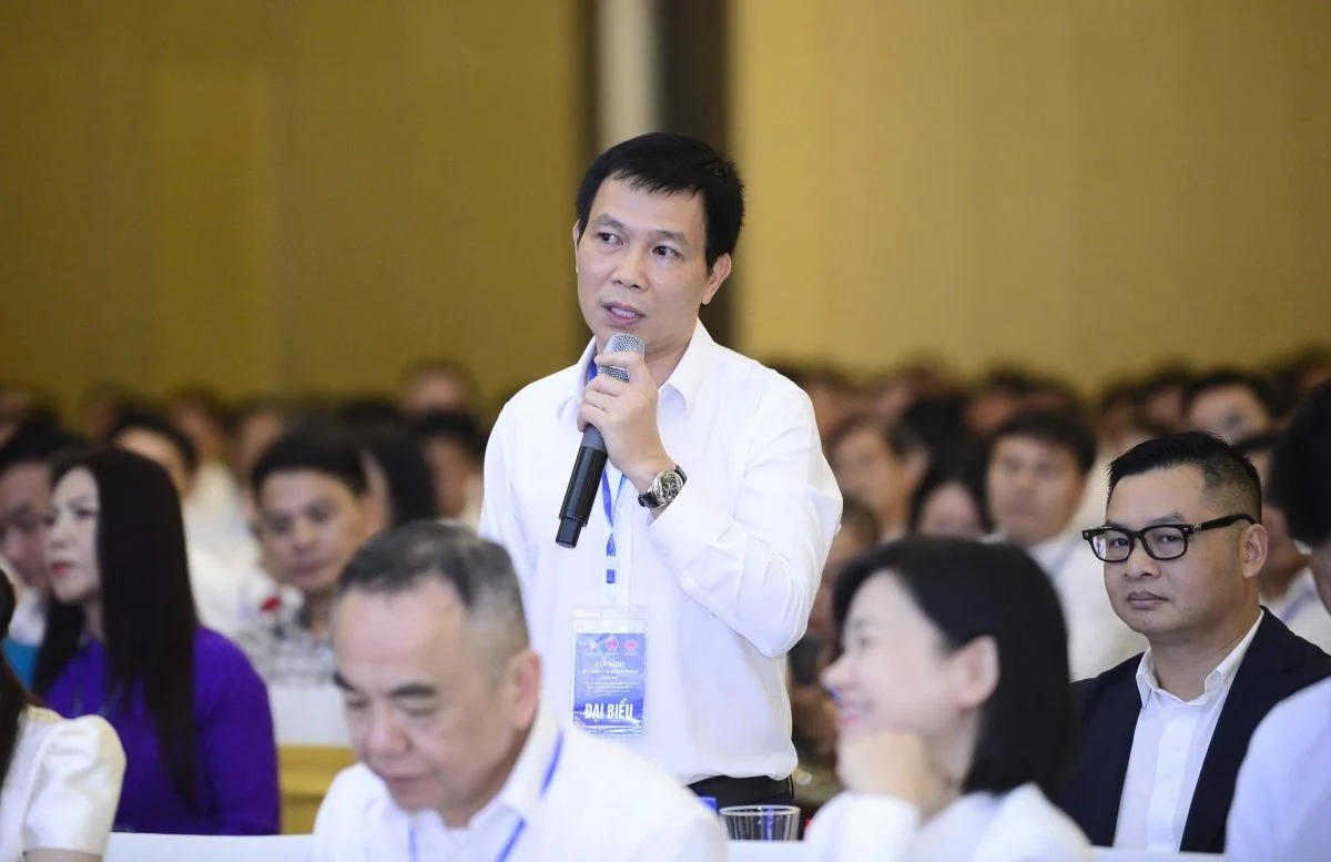 Đại diện Công ty Hoàng Tuấn, Công ty Minh Tuấn nêu ra những vướng mắc mà doanh nghiệp đang gặp phải. Ảnh: Phong Sắc