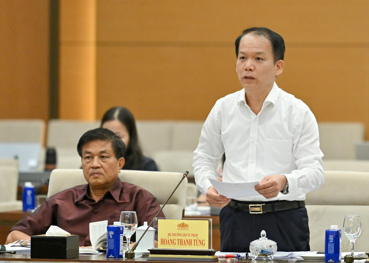Bộ trưởng Bộ Tư pháp Hoàng Thanh Tùng báo cáo tại phiên họp (Ảnh: Thuỷ Nguyên)