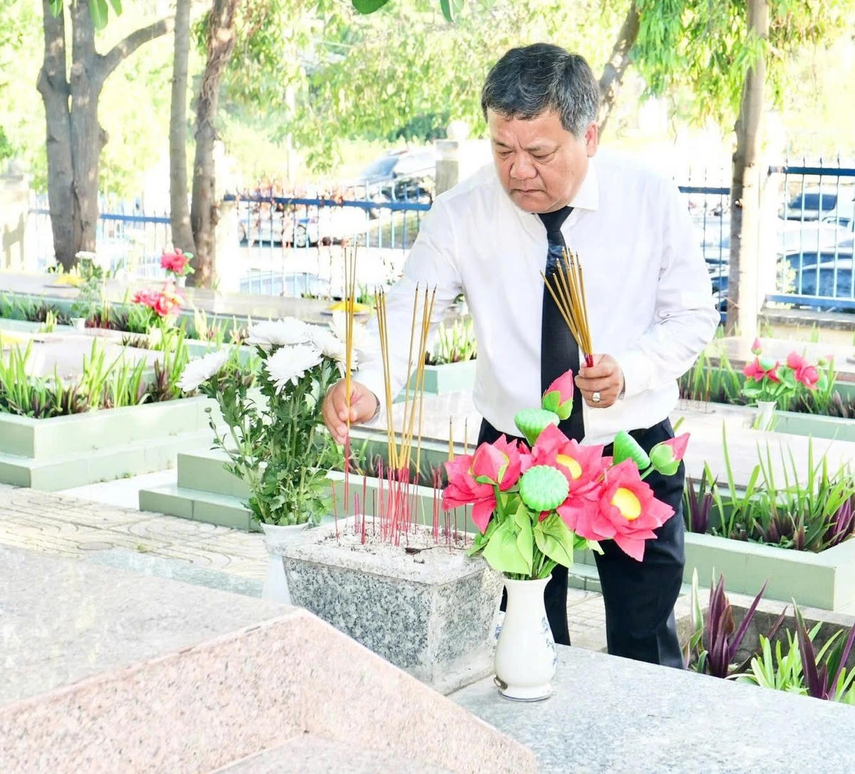 Bí thư Tỉnh ủy Khánh Hòa Trần Phong thắp hương các phần mộ liệt sĩ tại Nghĩa trang liệt sĩ Hòn Dung.