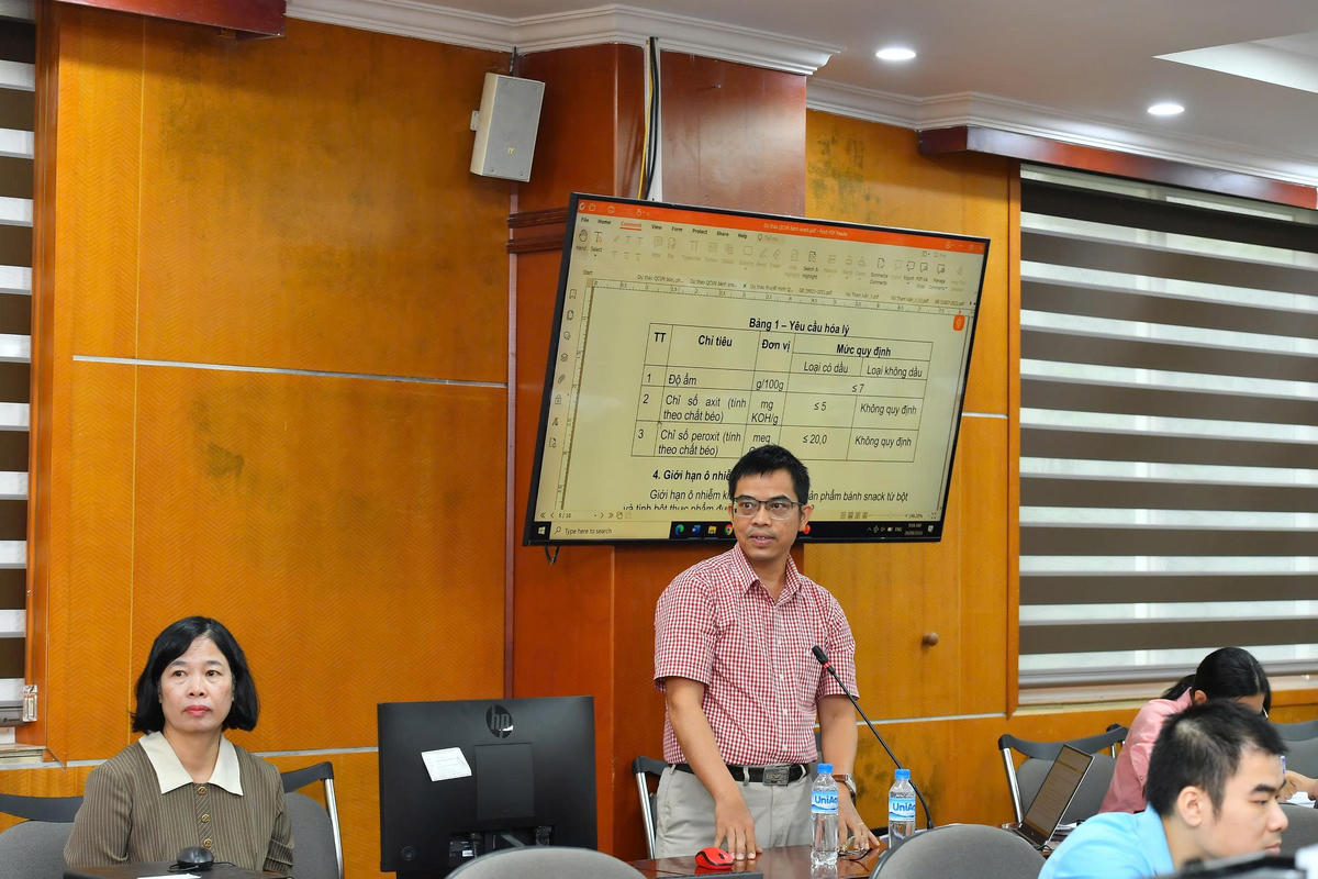 Tiến sỹ Lại Quốc Phong – Phó chủ nhiệm bộ môn Thực phẩm và dinh dưỡng – Viện Công nghiệp thực phẩm trình bày dự thảo QCVN bánh snack