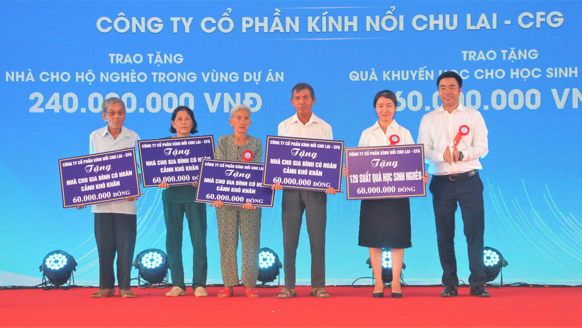 Công ty Cổ phần Kính nổi Chu Lai-CFG trao tặng hỗ trợ 4 căn nhà cho các hộ gia đình có hoàn cảnh khó khăn và 120 suất quà cho học sinh nghèo trên địa bàn xã Tam Anh. Ảnh: Chí Đại.