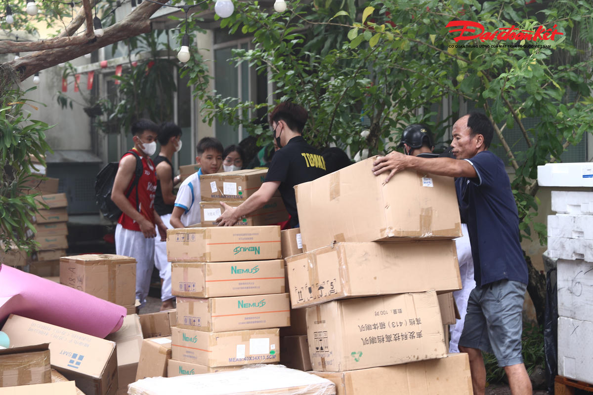 Tại các nhà xưởng bên cạnh, nhiều đồ đạc cũng được khẩn trương di chuyển ra ngoài để phòng ngừa nguy cơ cháy lan.