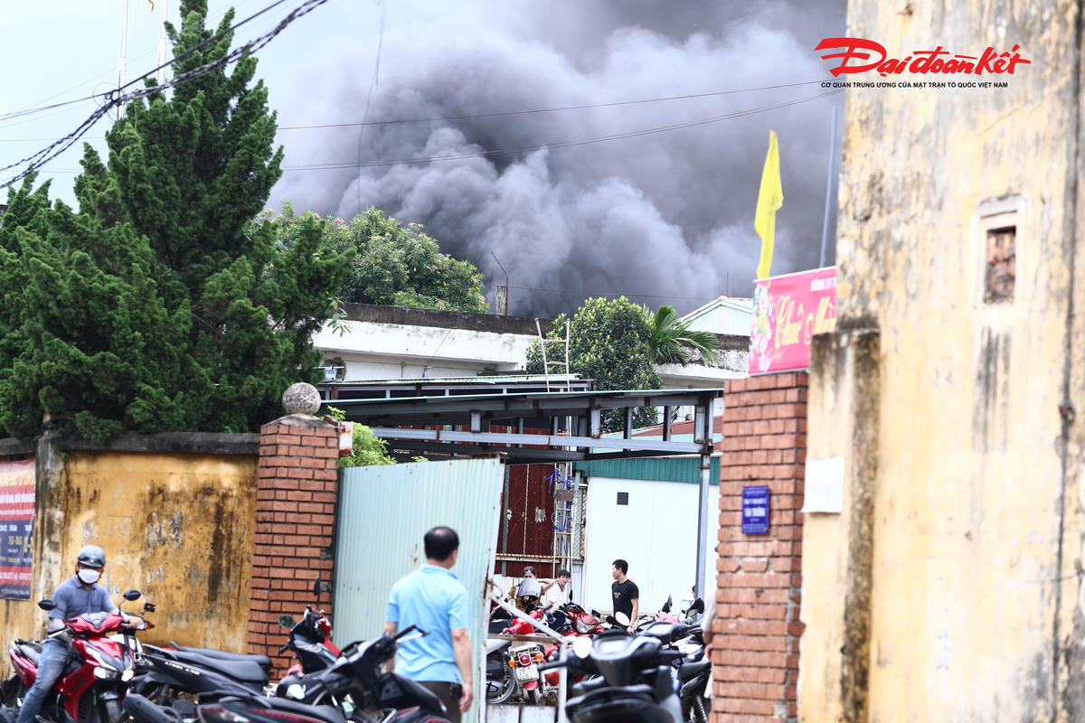 Hà Nội: Cháy lớn nhà xưởng ở Chương Mỹ, gần 10 xe cứu hỏa khẩn trương dập lửa