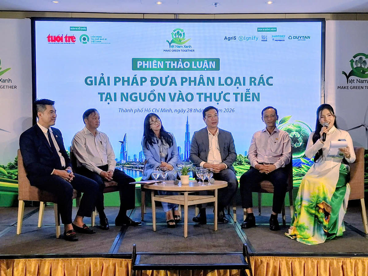Đại diện đơn vị quản lý, chuyên gia bàn cách phân loại rác sao cho hiệu quả nhất. Ảnh: S.X
