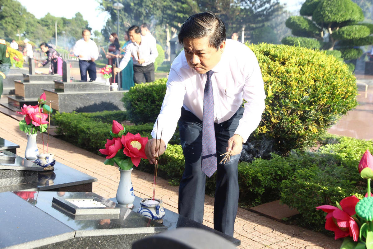 Ông Lương Nguyễn Minh Triết, Ủy viên Trung ương Đảng, Bí thư Tỉnh ủy Đắk Lắk dâng hương tưởng nhớ các anh hùng liệt sĩ. Ảnh: Tiến Đạt.