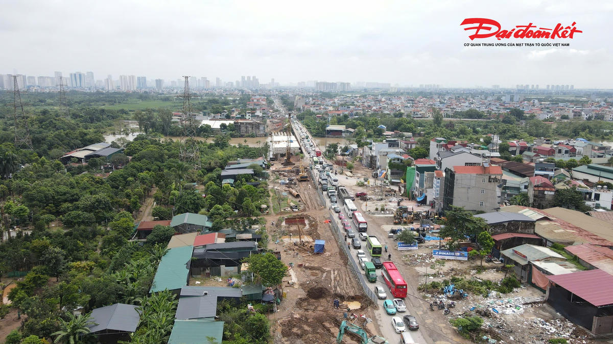 Dòng ô tô, xe tải và xe máy nối đuôi nhau nhích từng mét trên đoạn đường dài khoảng 5km. Đáng chú ý, tình trạng ùn tắc xảy ra ngay trong thời điểm không phải giờ cao điểm.