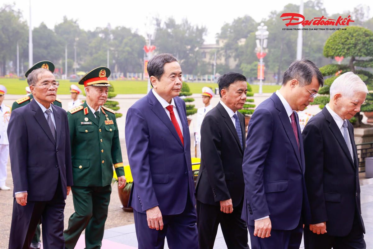 Các đồng chí lãnh đạo, nguyên lãnh đạo Đảng, Nhà nước vào Lăng viếng Chủ tịch Hồ Chí Minh. Ảnh: Quang Vinh.