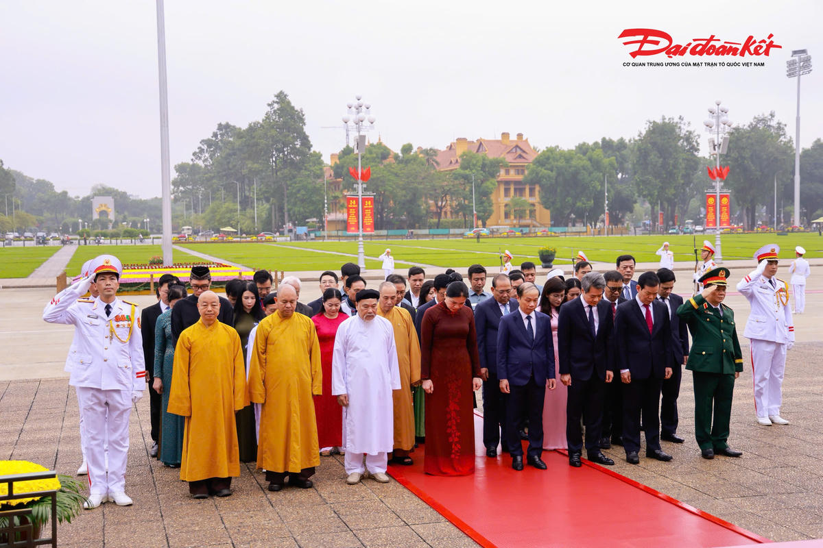 Đoàn đại biểu Ủy ban Trung ương MTTQ Việt Nam tưởng nhớ Chủ tịch Hồ Chí Minh. Ảnh: Quang Vinh.