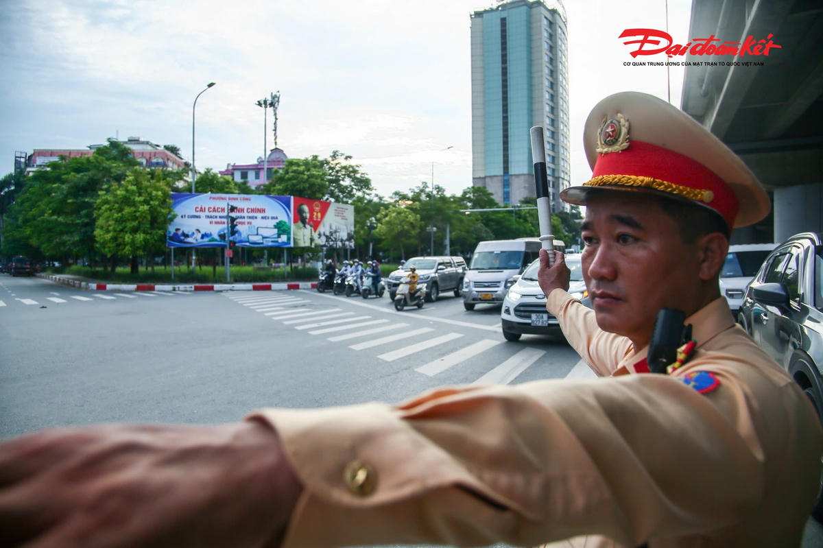 Trung tá Nguyễn Trung Kiên, Phó Trưởng phòng Cảnh sát giao thông Công an TP Hà Nội cho biết: "Thực hiện chỉ đạo của Thủ tướng Chính phủ, Bộ Công an, UBND Thành phố và Công an TP Hà Nội, Phòng Cảnh sát giao thông đã chủ động phương án, quán triệt đến 100% các đơn vị chủ động nắm tình hình, bố trí lực lượng phối hợp với các đơn vị liên quan tổ chức phân luồng, điều tiết giao thông từ sớm, từ xa.