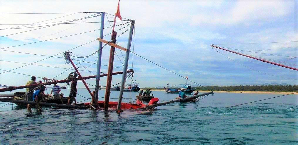 Một tàu cá chìm trên biển. Ảnh minh họa.