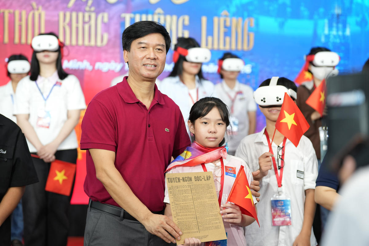 Những em học sinh xúc động khi trải nghiệm thời khắc lịch sử thiêng liêng của dân tộc. Ảnh: BTC.