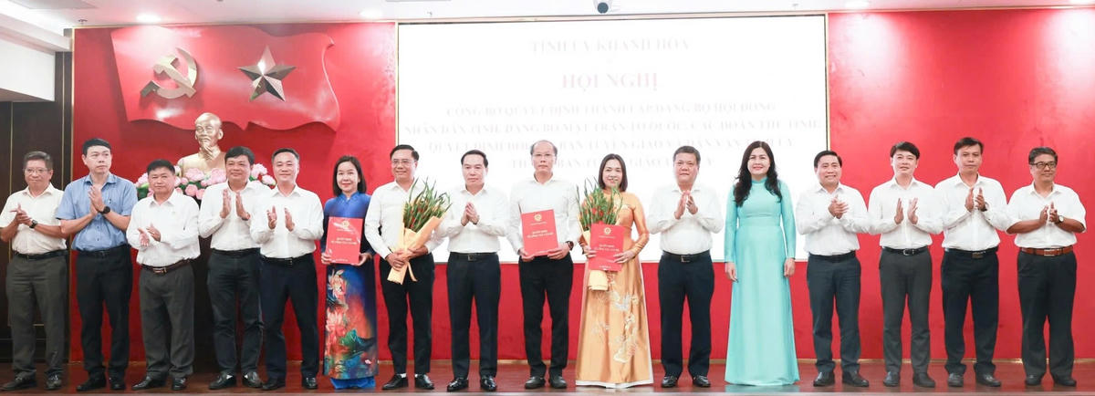 Bí thư Tỉnh ủy Trần Phong và các đồng chí Thường trực Tỉnh ủy Khánh Hòa, trao quyết định thành lập Đảng bộ MTTQ, các đoàn thể tỉnh.