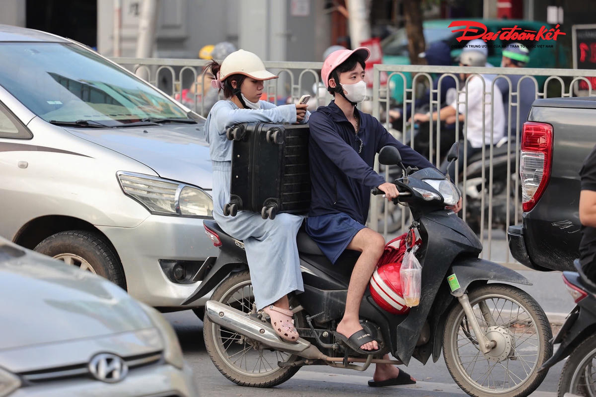 Người dân cùng đồ đạc rời Thủ đô về quê nghỉ lễ.