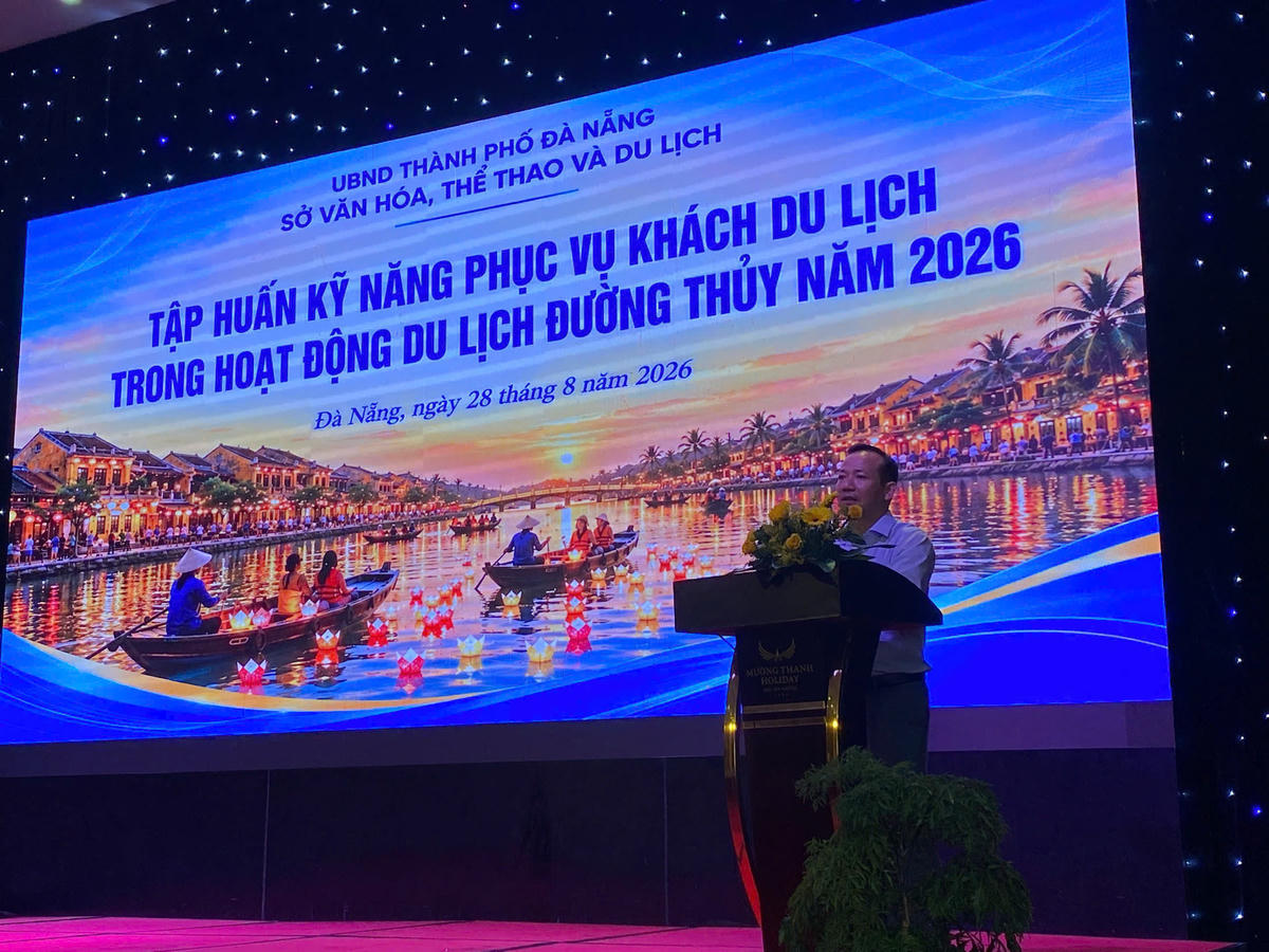 Ông Trần Quý Tấn, Trưởng Phòng Quản lý Lữ hành, Sở Văn hóa, Thể thao và Du lịch chia sẻ nội dung tập huấn. Ảnh: Nguyễn Tú.