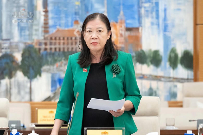 Bà Lê Thị Nga báo cáo tại phiên họp (Ảnh: Quochoi.vn)