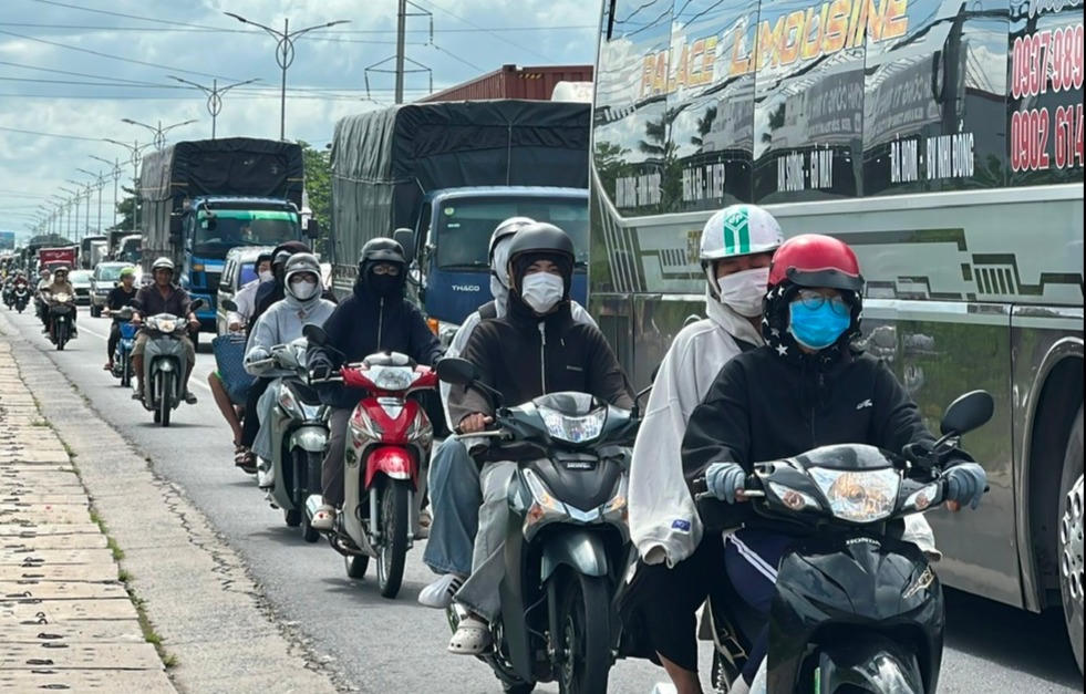 Trên Quốc lộ 1, đoạn qua tỉnh Đồng Tháp, dòng xe tăng đột biến, nối dài trong ngày đầu nghỉ lễ. (Ảnh: Thanh Lâm).
