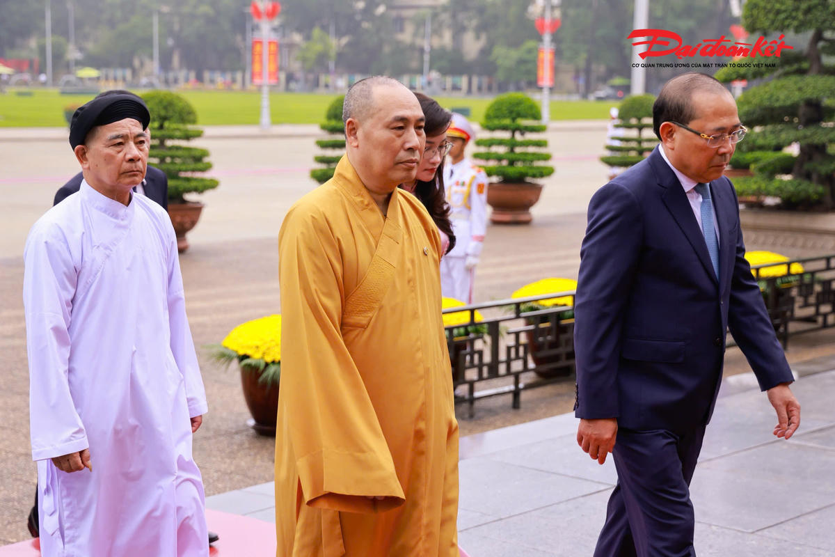 Lãnh đạo Đảng, Nhà nước, MTTQ Việt Nam vào Lăng viếng Chủ tịch Hồ Chí Minh
