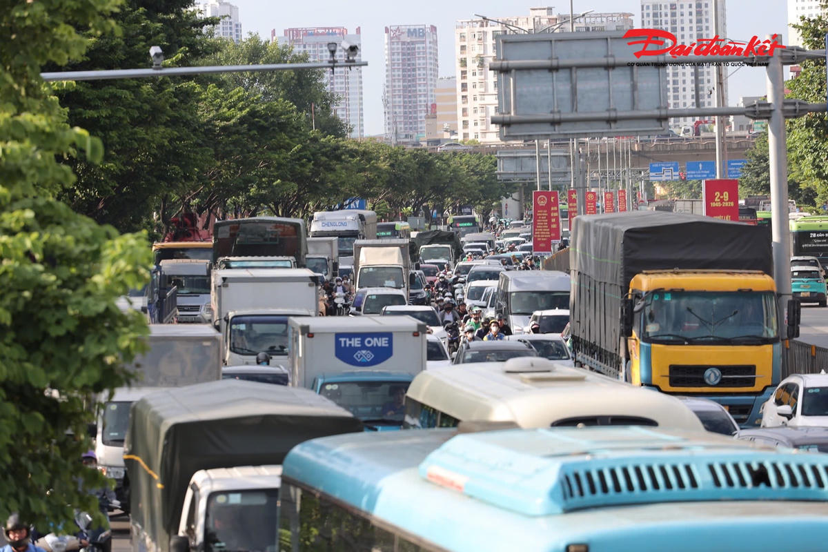 Người dân ùn ùn rời Thủ đô, nhiều tuyến đường Hà Nội ùn ứ chiều 28/8
