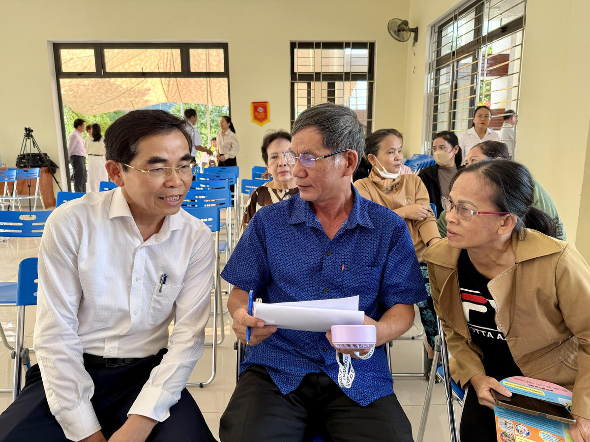 Ông Phan Văn Tôn, Bí thư Đảng ủy, Chủ tịch HĐND xã Bà Nà trao đổi với người dân thôn Hòa Ninh. Ảnh: Nguyễn Tú.