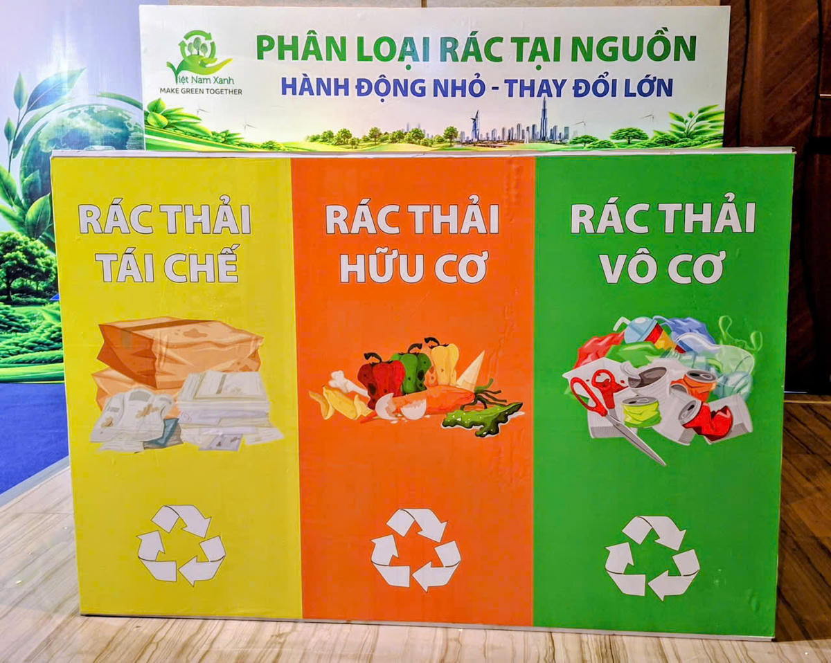 Phân loại rác tại nguồn khó thực hiện vì thiếu hạ tầng đồng bộ. Ảnh: S.X