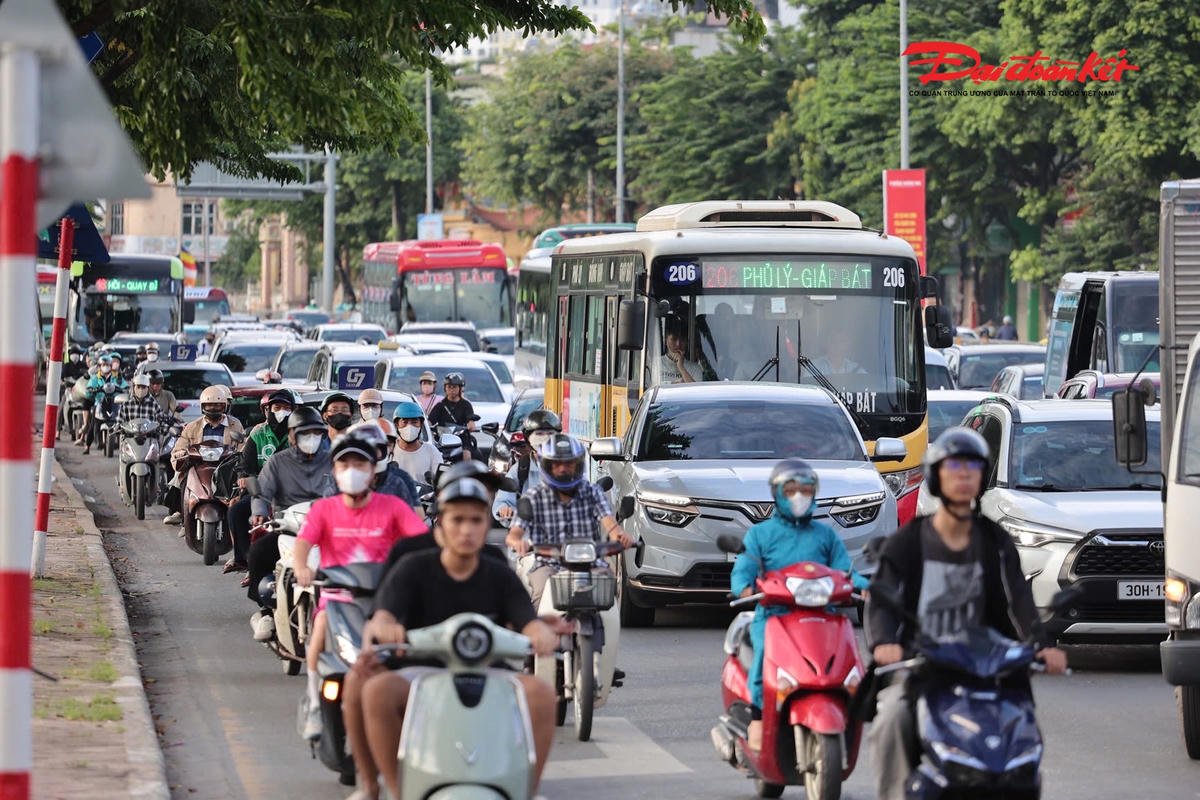 Đường Ngọc Hồi xe máy ô tô chen chúc nhau di chuyển.