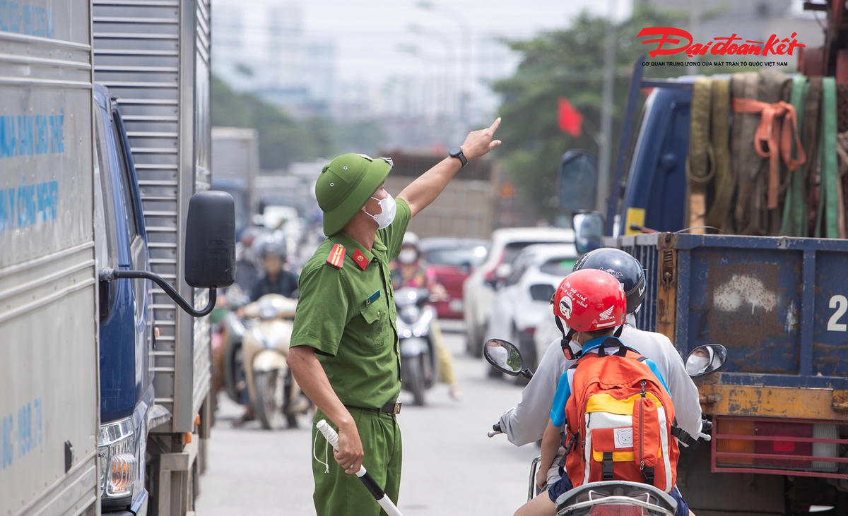 Tại khu vực đầu cầu Mai Lĩnh, lực lượng chức năng liên tục phân luồng, hướng dẫn các phương tiện lưu thông. Tuy nhiên, mật độ phương tiện lớn khiến dòng xe di chuyển chậm, tình trạng ùn ứ chưa được cải thiện đáng kể.