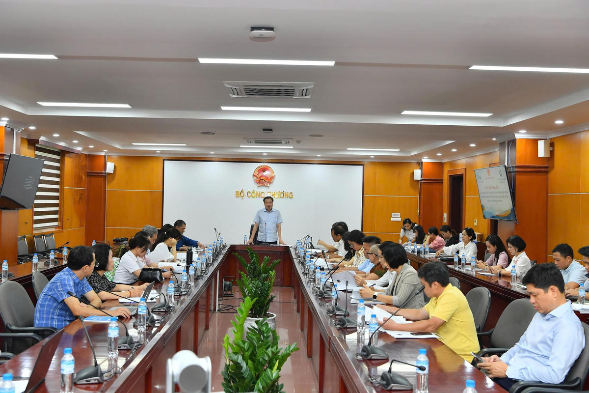 Cục trưởng Cục Công nghiệp (Bộ Công Thương) Trần Việt Hòa chủ trì hội thảo. Ảnh: H.T.