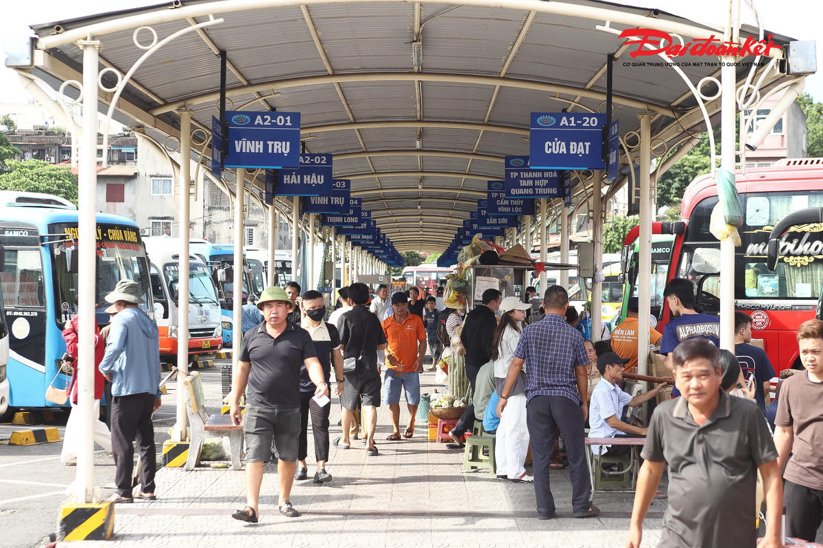 “Dịp nghỉ lễ nào lượng khách cũng đông nên tôi chủ động đặt vé và về quê sớm hơn. Mấy ngày nghỉ là dịp để cả gia đình có thời gian gặp gỡ, quây quần với nhau nên tôi cũng rất háo hức”, chị Hà chia sẻ.