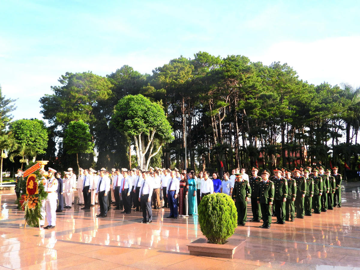 Lãnh đạo tỉnh Đắk Lắk dâng hương, tưởng niệm các Anh hùng liệt sĩ nhân dịp Quốc khánh 2/9