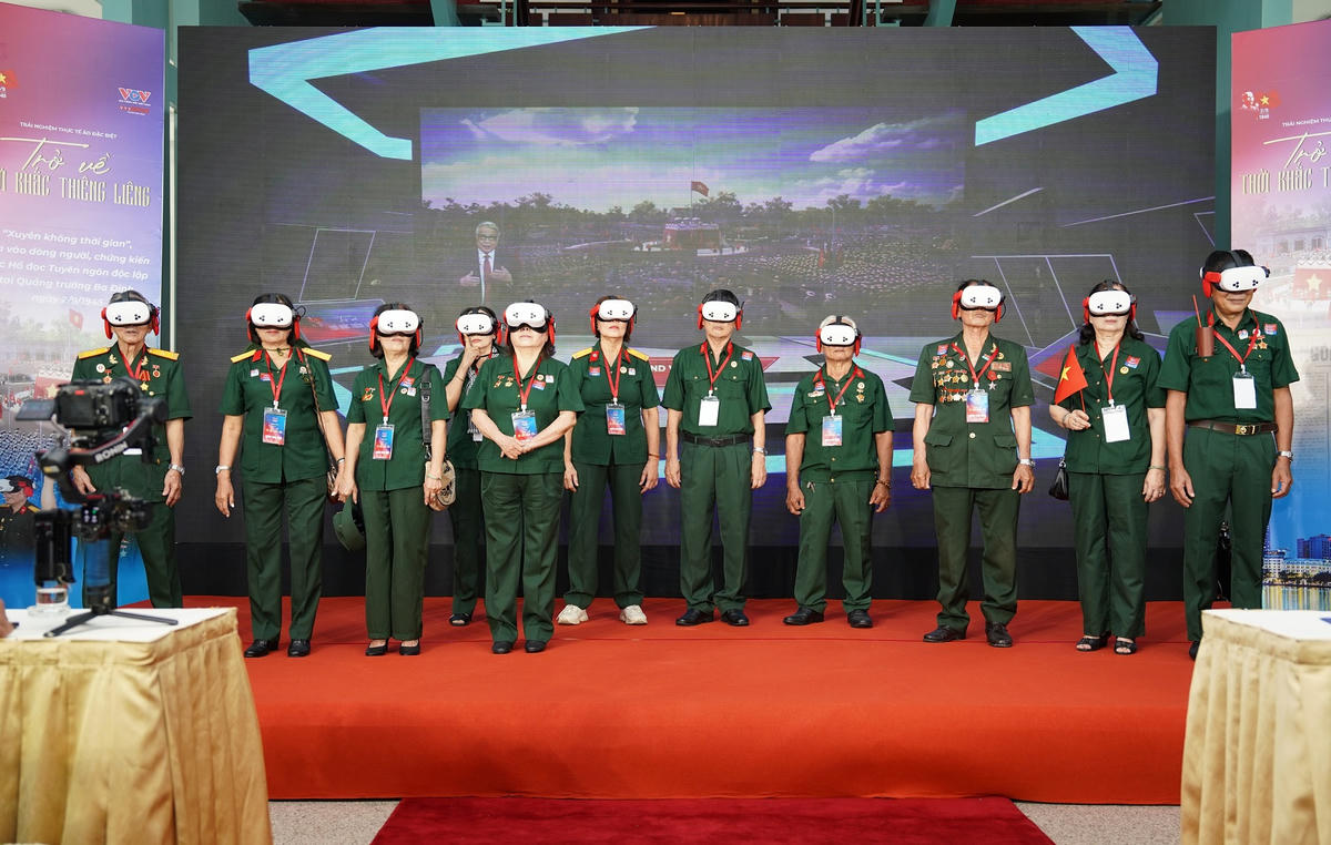 Những cựu chiến binh tham gia trải nghiệm không gian lịch sử ngày 2/9/1945 thông qua công nghệ thực tế ảo. Ảnh: BTC.