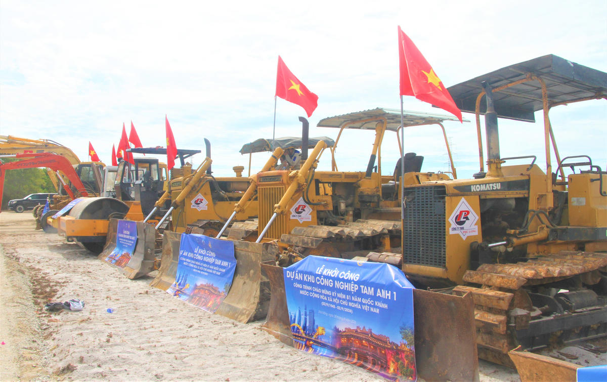 Đơn vị thi công huy động máy móc thực hiện khởi công khởi công Dự án Đầu tư xây dựng kinh doanh kết cấu hạ tầng KCN Tam Anh 1. Ảnh: Tấn Thành.