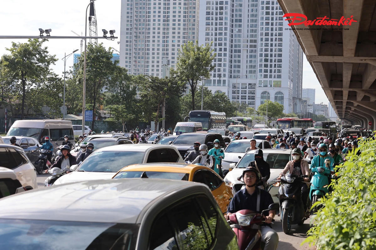 Người dân ùn ùn rời Thủ đô, nhiều tuyến đường Hà Nội ùn ứ chiều 28/8