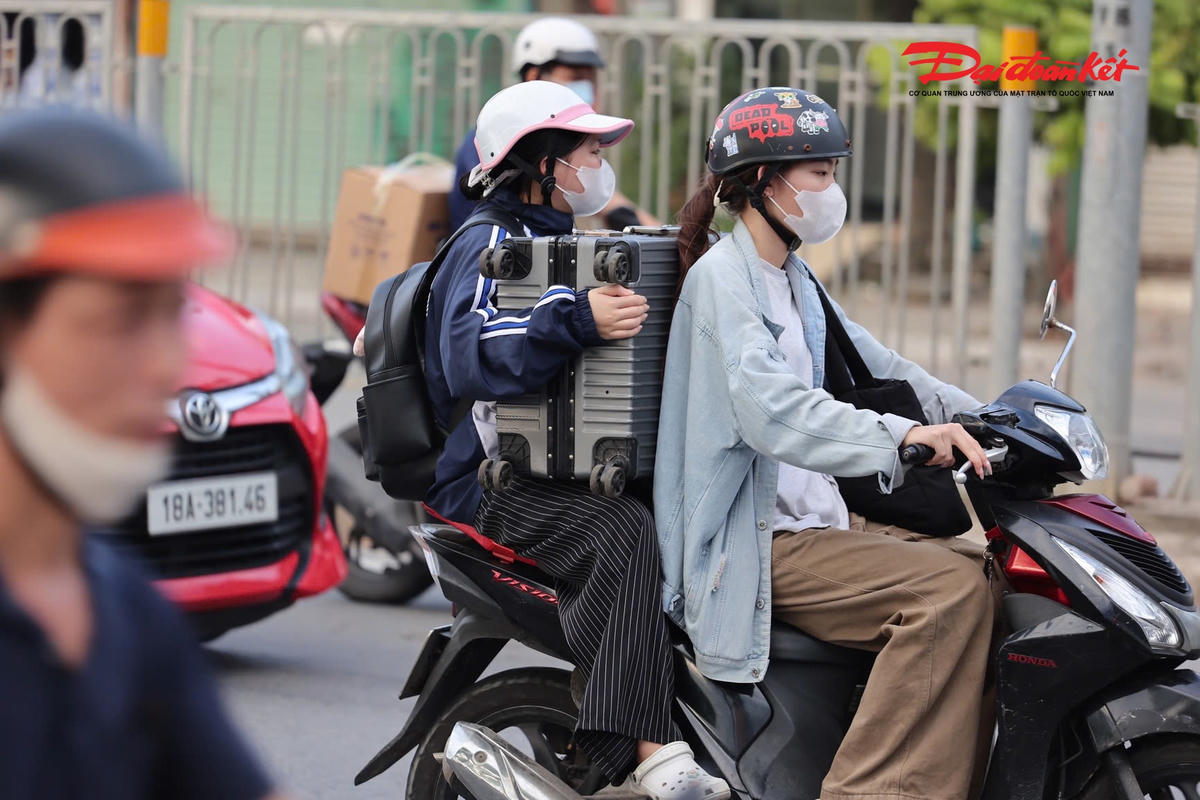 Người dân ùn ùn rời Thủ đô, nhiều tuyến đường Hà Nội ùn ứ chiều 28/8