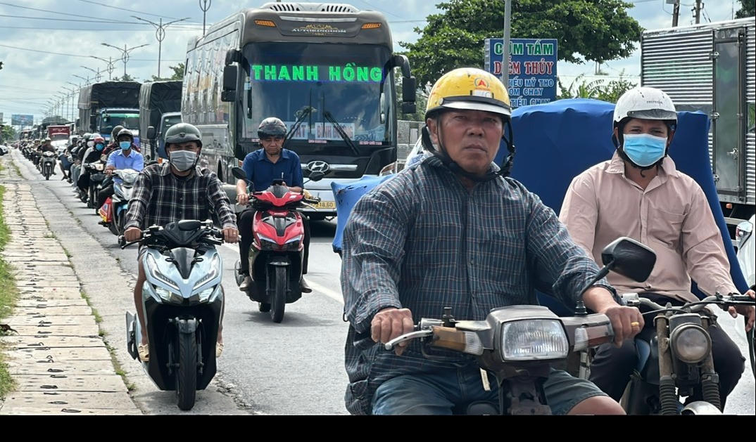 Phương tiện lưu thông đông đúc trên Quốc lộ 1, đoạn qua tỉnh Đồng Tháp, khi người dân bắt đầu về quê nghỉ lễ Quốc khánh 2/9. (Ảnh: Thanh Lâm)