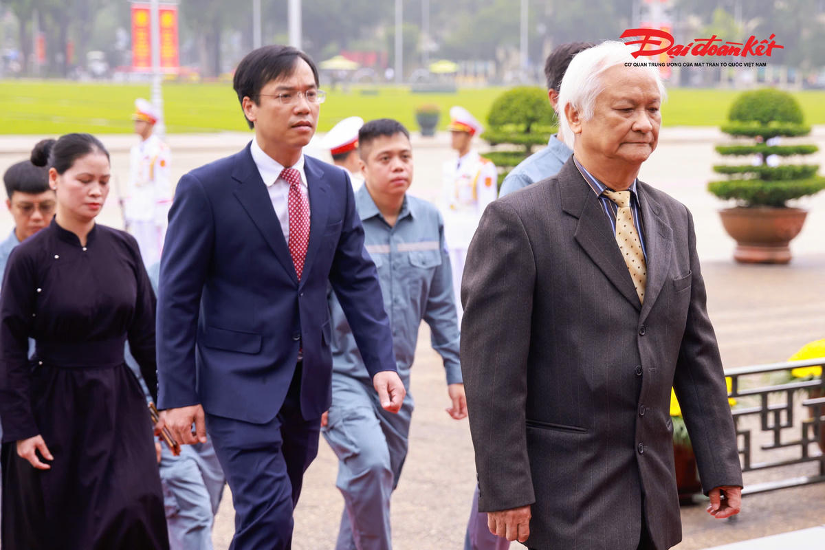 Lãnh đạo Đảng, Nhà nước, MTTQ Việt Nam vào Lăng viếng Chủ tịch Hồ Chí Minh