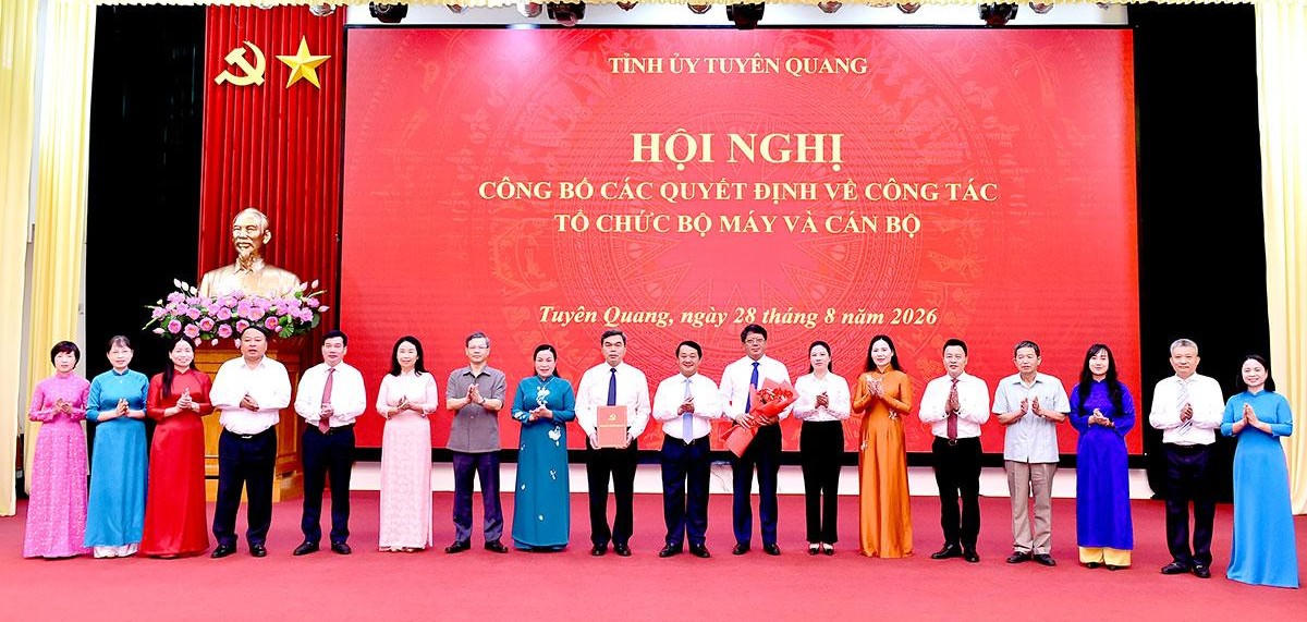Thường trực Tỉnh ủy Tuyên Quang tặng hoa chúc mừng lãnh đạo Đảng ủy Mặt trận Tổ quốc, các đoàn thể tỉnh. Ảnh: Báo Tuyên Quang.