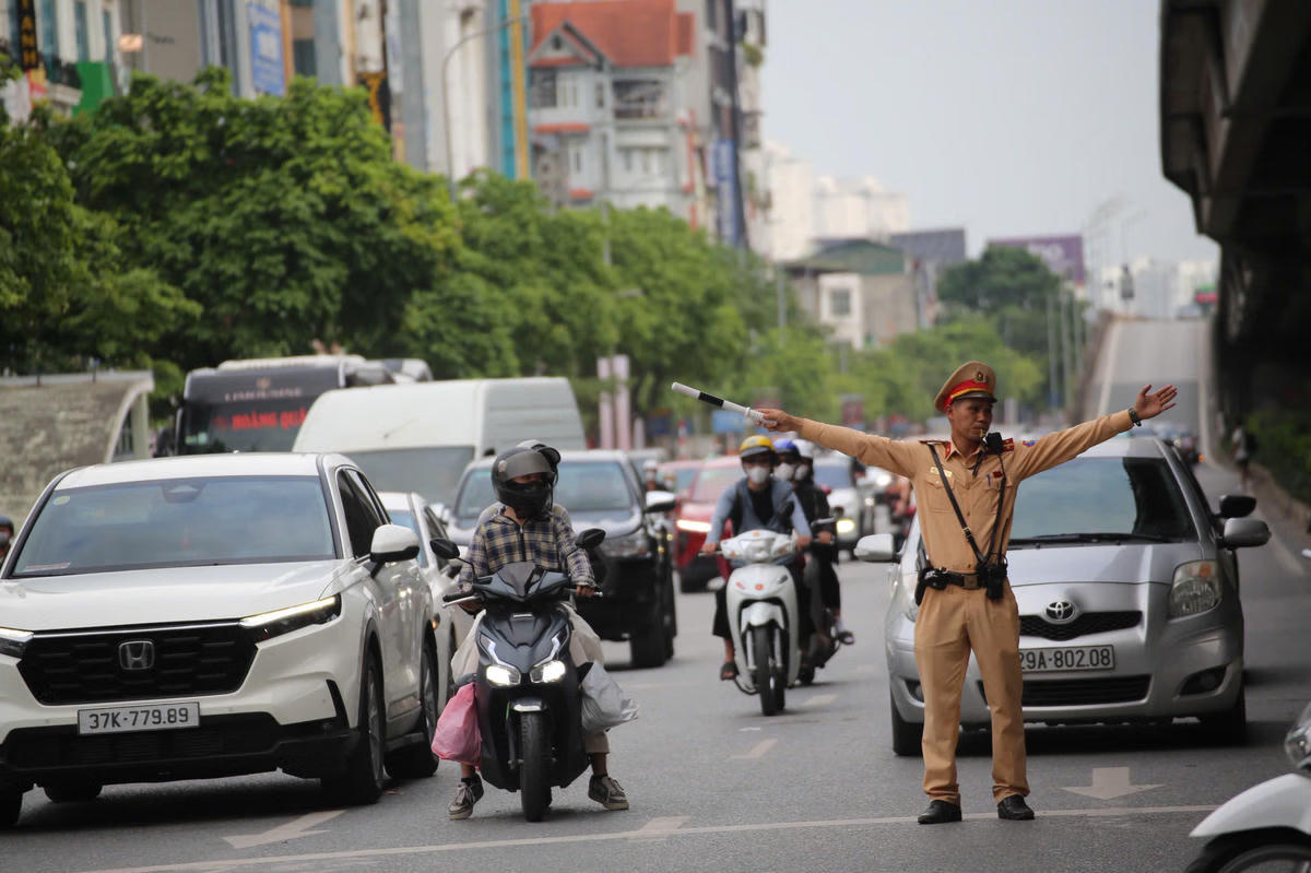 CSGT Hà Nội phân luồng giao thông.