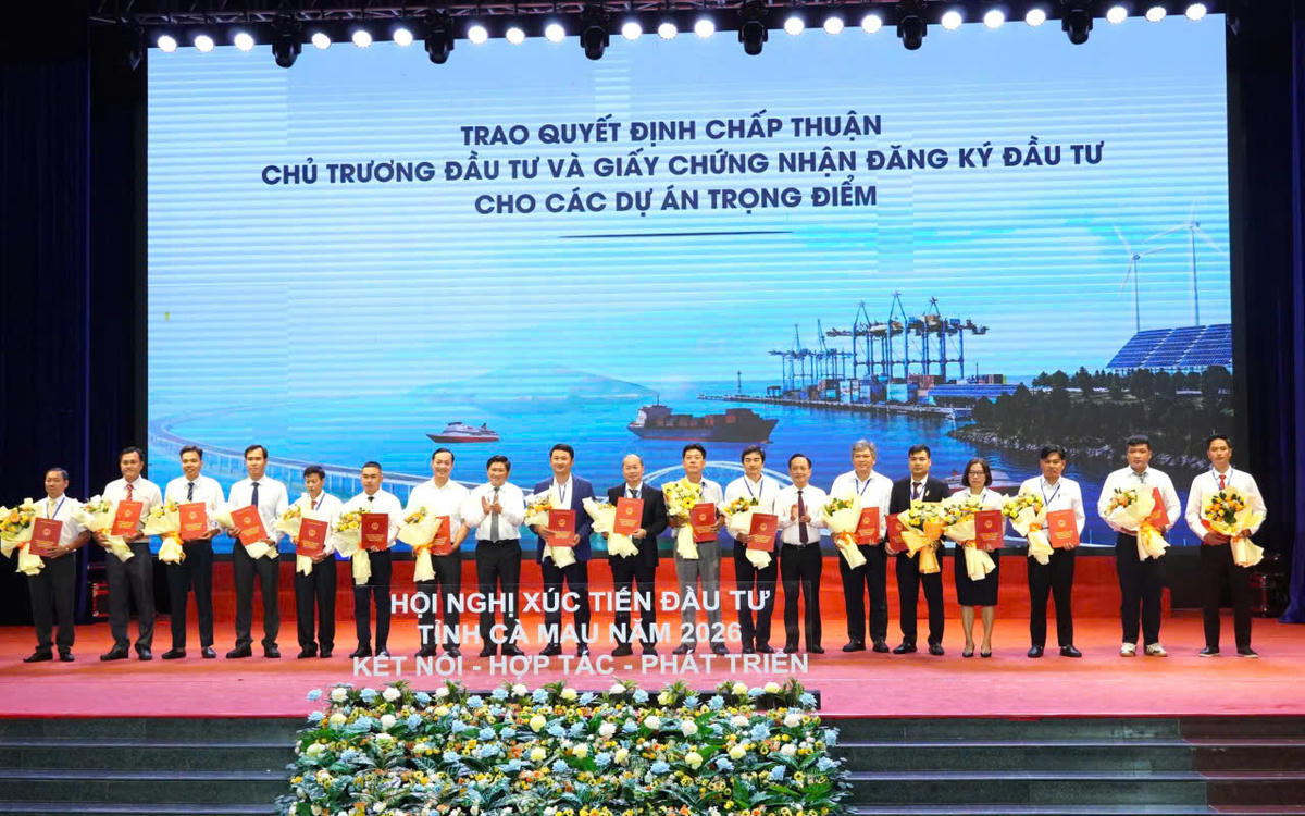 Tỉnh Cà Mau trao quyết định chấp thuận chủ trương đầu tư, giấy chứng nhận đăng ký đầu tư cho 19 dự án với tổng vốn hơn 40.000 tỷ đồng. Ảnh: Nguyên Du