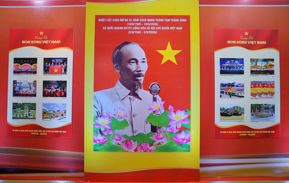 Triển lãm trưng bày 130 bức ảnh tư liệu, nhằm tôn vinh những giá trị lịch sử vĩ đại của dân tộc, khơi dậy lòng yêu nước, niềm tự hào, tự tôn dân tộc, đồng thời giới thiệu những thành tựu to lớn của đất nước trong thời kỳ đổi mới và hội nhập quốc tế.