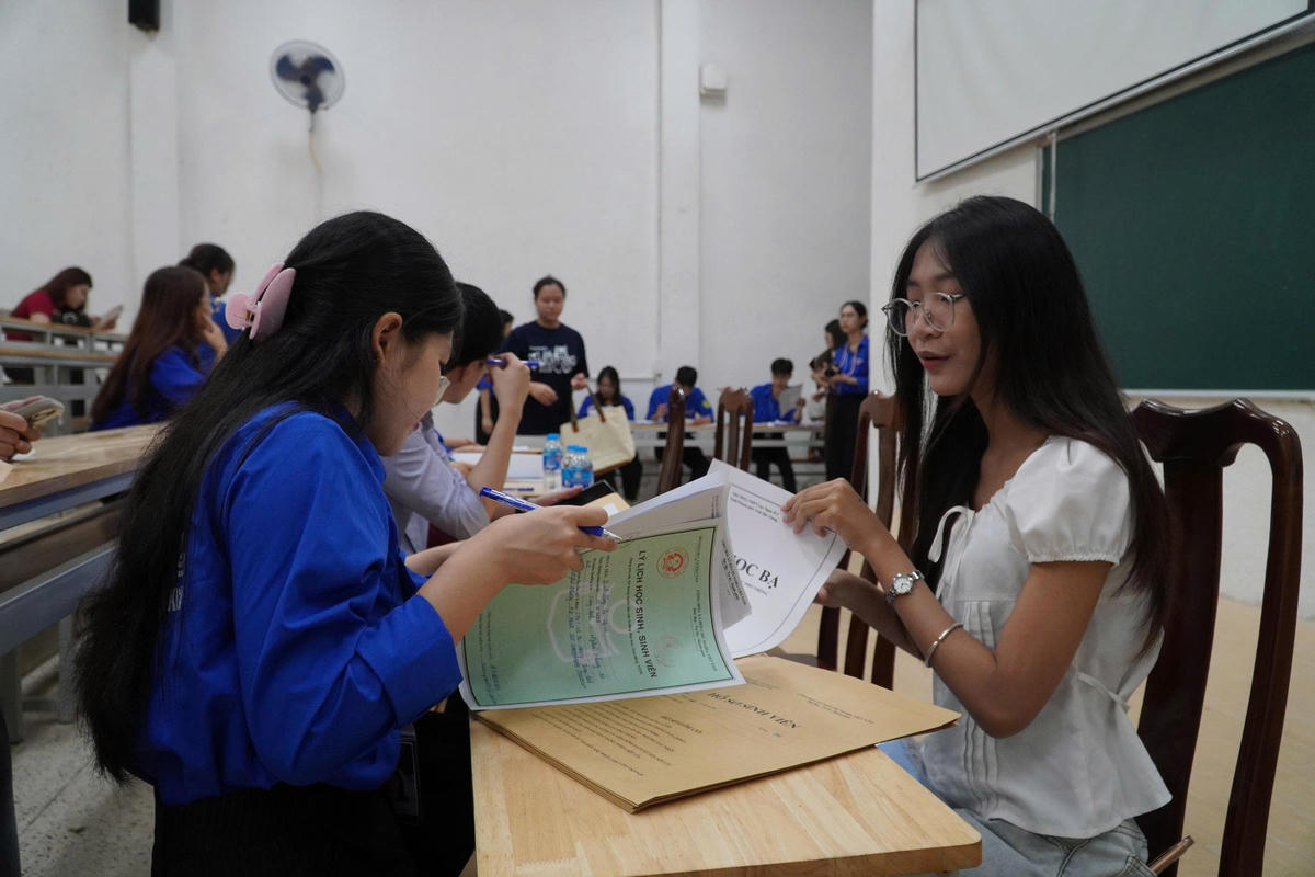 Em Đinh Hồng Tú Uyên trúng tuyển ngành Sư phạm Ngữ văn.