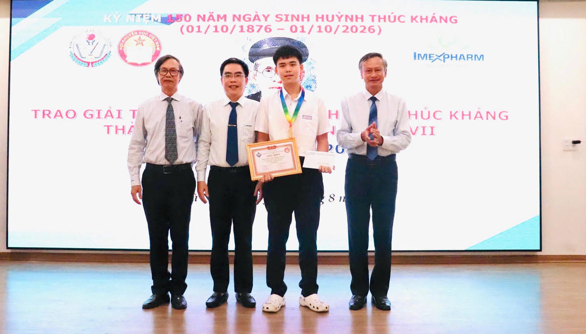 Phó Chủ tịch HĐND TP Đà Nẵng Đoàn Ngọc Hùng Anh (bên phải) trao giải Nhất cho học sinh Nguyễn Mạnh Gia Huy, lớp 9/8, Trường THCS và THPT Nguyễn Khuyến. Ảnh: Văn Long.