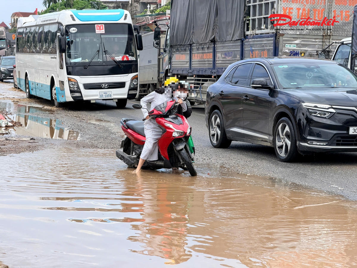 Việc xe máy phải chen chúc, luồn lách giữa dòng phương tiện lớn tiềm ẩn nhiều nguy cơ mất an toàn.