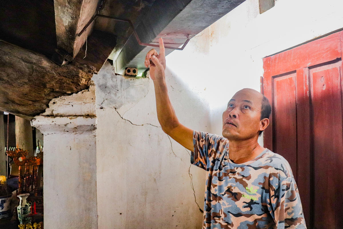 Tường nứt, cột kèo bị mối mọt..., đó là thực trạng đang diễn ra tại đình Động Bồng. Ảnh: Đình Minh