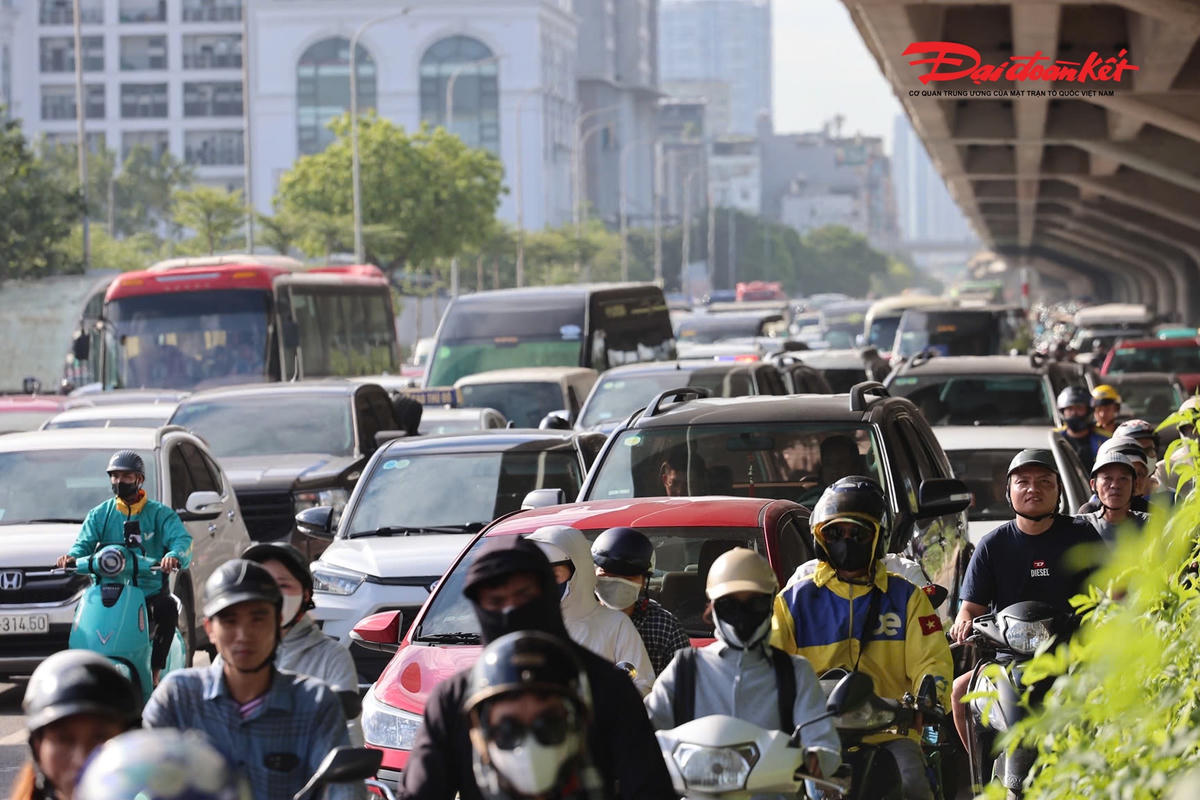 Người dân ùn ùn rời Thủ đô, nhiều tuyến đường Hà Nội ùn ứ chiều 28/8