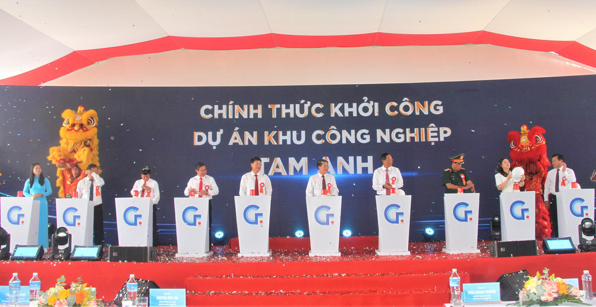 Các đại biểu thực hiện nghi thức khởi công Dự án Đầu tư xây dựng kinh doanh kết cấu hạ tầng KCN Tam Anh 1. Ảnh: Tấn Thành.