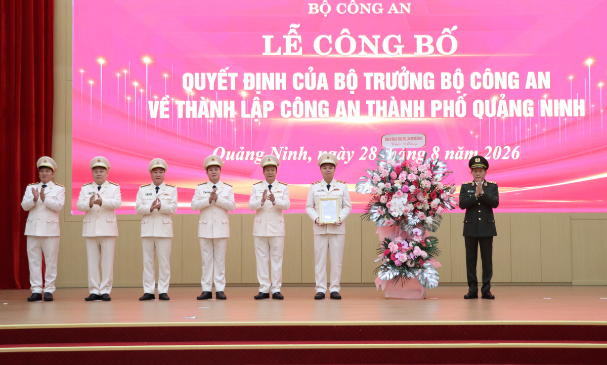 Đại tướng Lương Tam Quang, Bộ trưởng Bộ Công an trao Quyết định và chúc mừng Công an thành phố Quảng Ninh. Ảnh: Công an Quảng Ninh