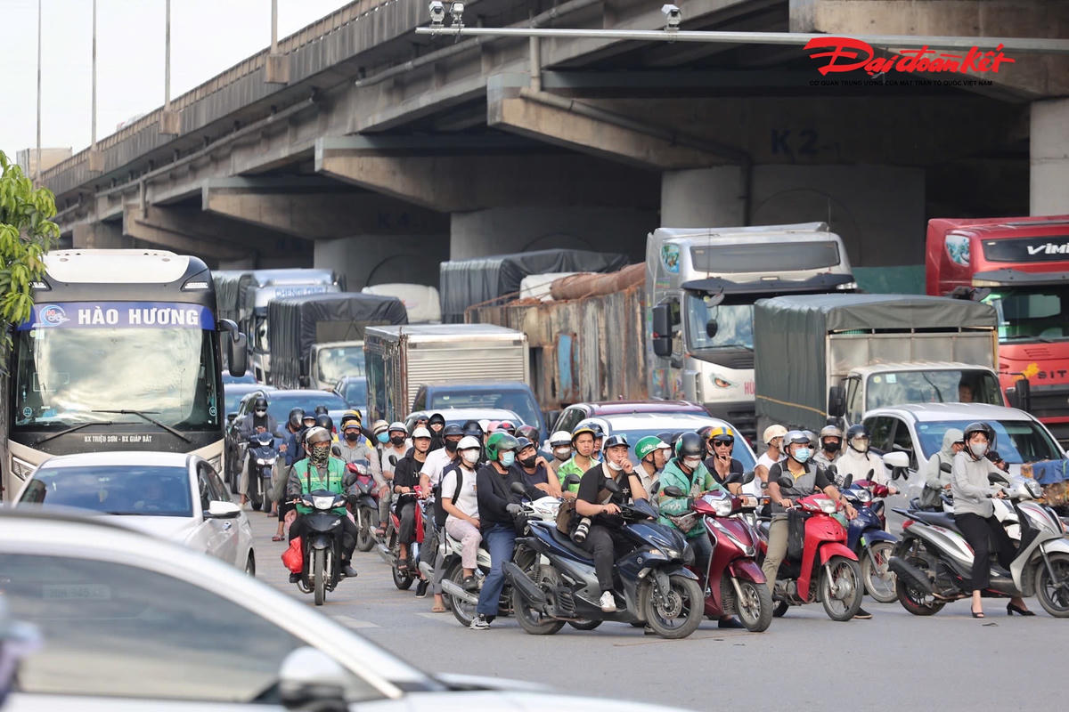 Người dân ùn ùn rời Thủ đô, nhiều tuyến đường Hà Nội ùn ứ chiều 28/8