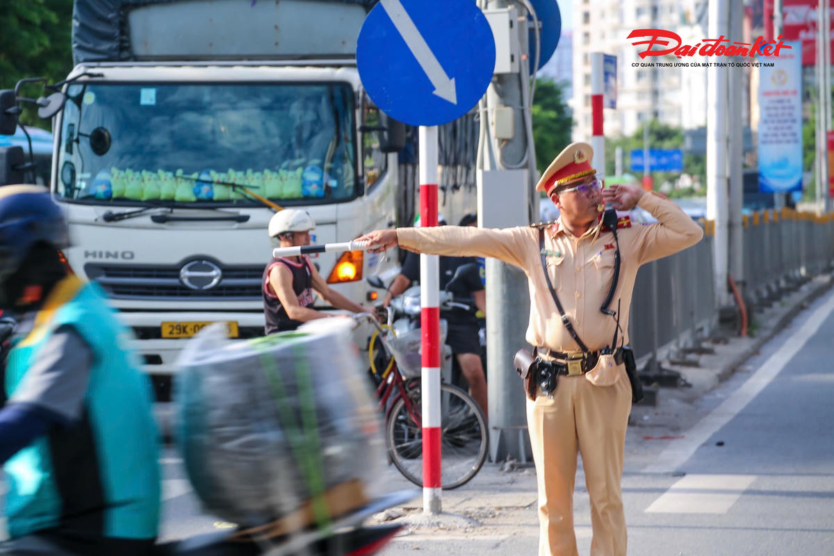 Lực lượng CSGT Hà Nội căng mình phân luồng.